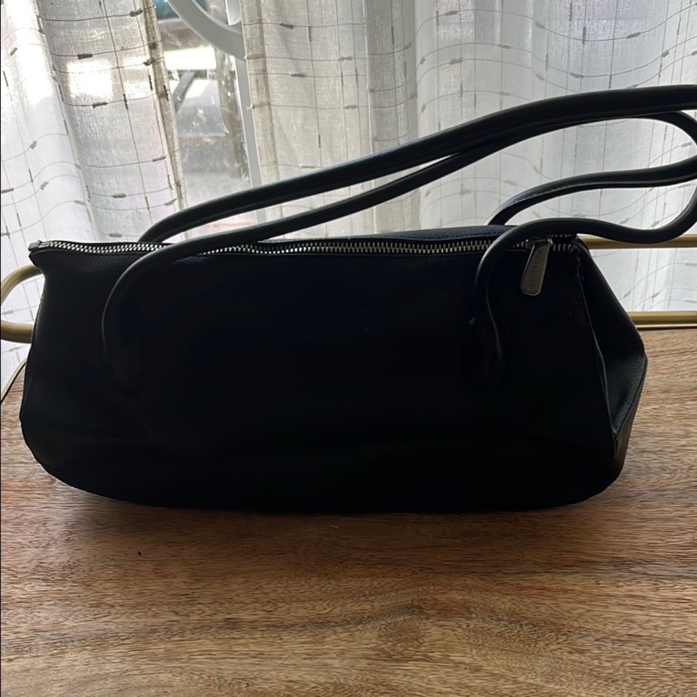 Elegant Black Shoulder Bag with Minimalist Design